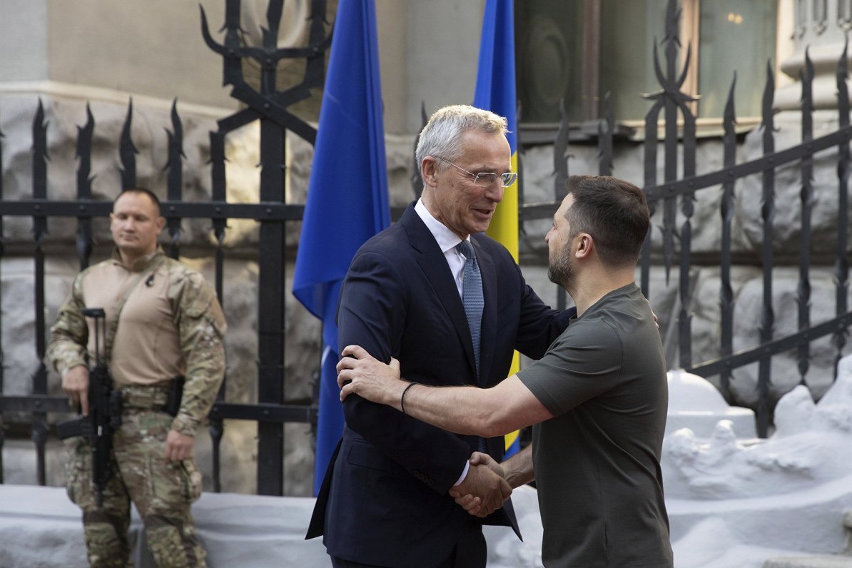 NATO ģenerālsekretārs Jenss Stoltenbergs ieradies Kijivā un ticies ar Ukrainas prezidentu Volodimiru...