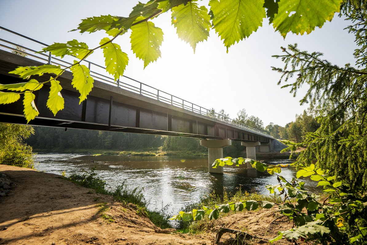 Cēsu novada Rāmniekos atklāts pārbūvētais tilts pār Gauju