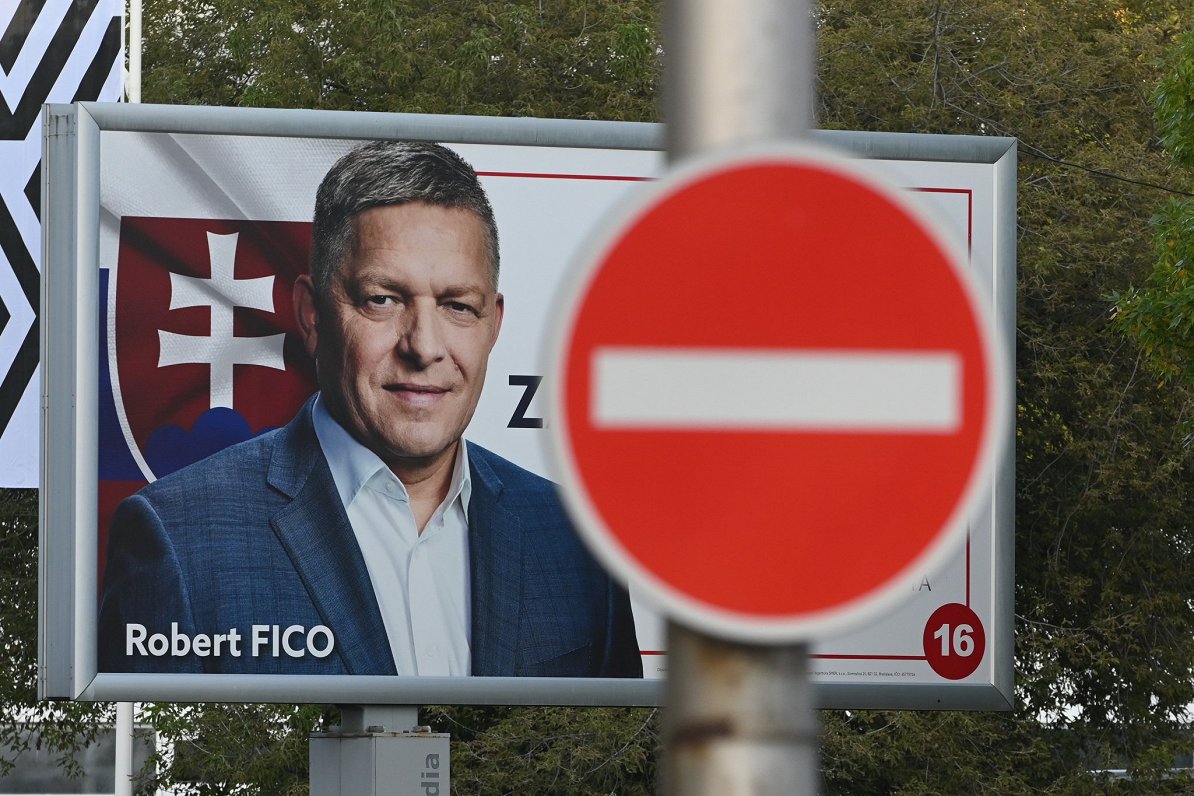 Slovākijas ekspremjera Roberta Fico priekšvēlēšanu reklāmas plakāts Bratislavas ielās