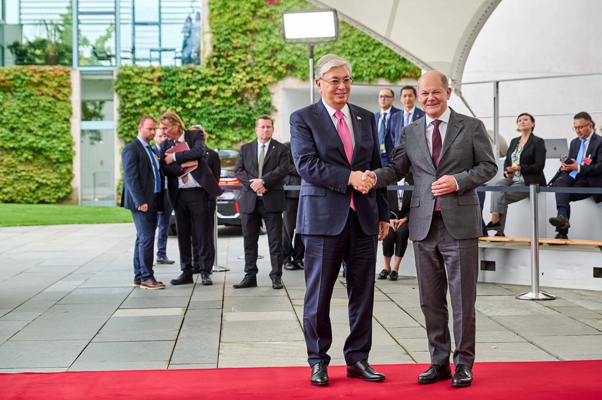 Kazahstānas prezidents Kasims Žomarts Tokajevs un Vācijas prezidents Franks Valters Šteinmeiers, 202...