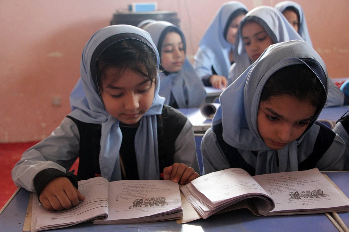 Afgāņu meitenes skolā Kandahāras pilsētā. Afganistānā valdošais &quot;Taliban&quot; režīms būtiski i...