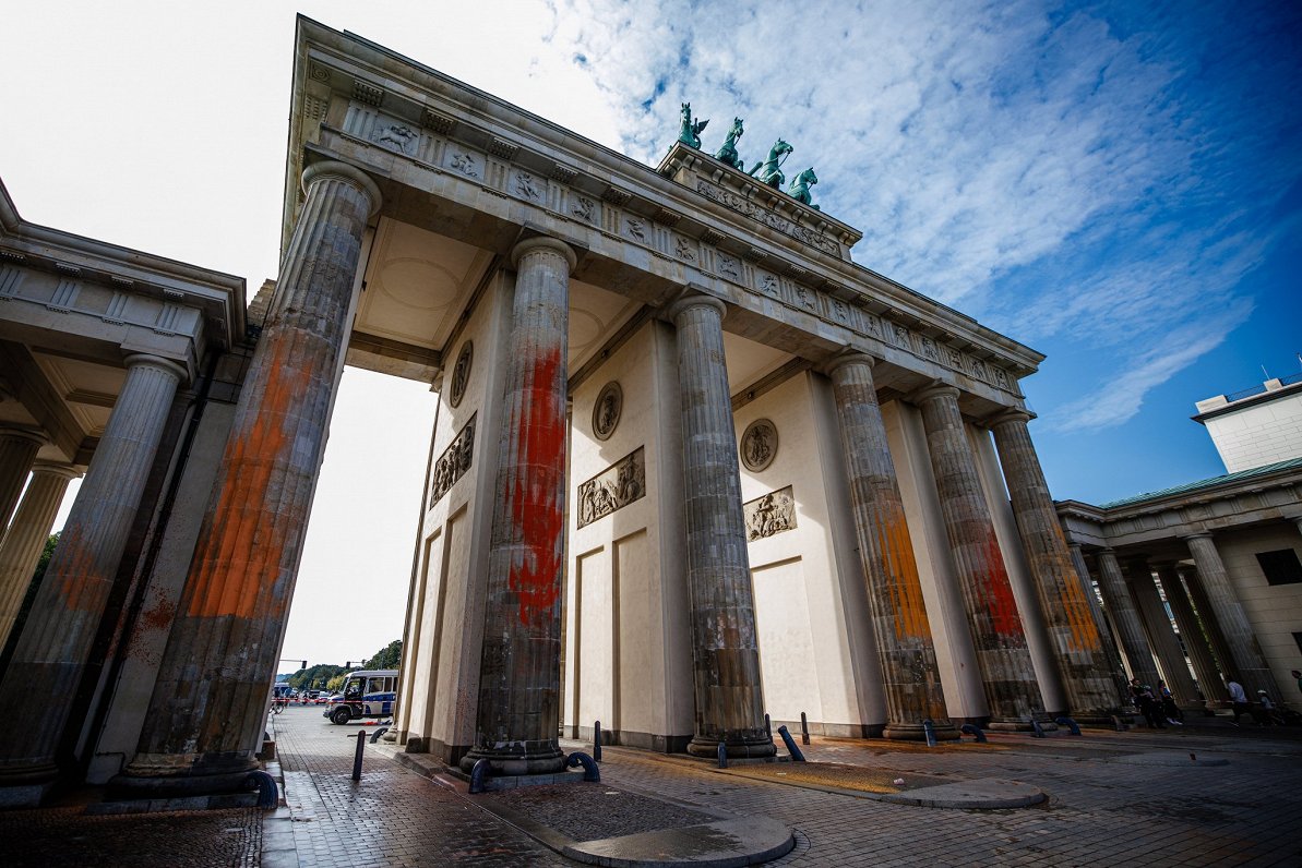 Berlīnē klimata aktīvisti apkrāsojuši Brandenburgas vārtus, 17.09.2023.