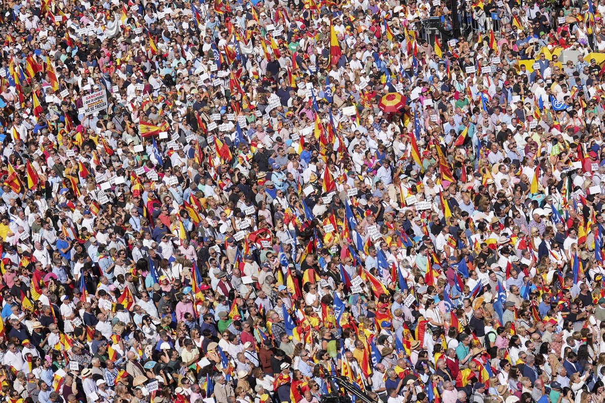 Cilvēku pūlis Spānijas galvaspilsētā Madridē protestē pret katalāņu separātistu amnestiju