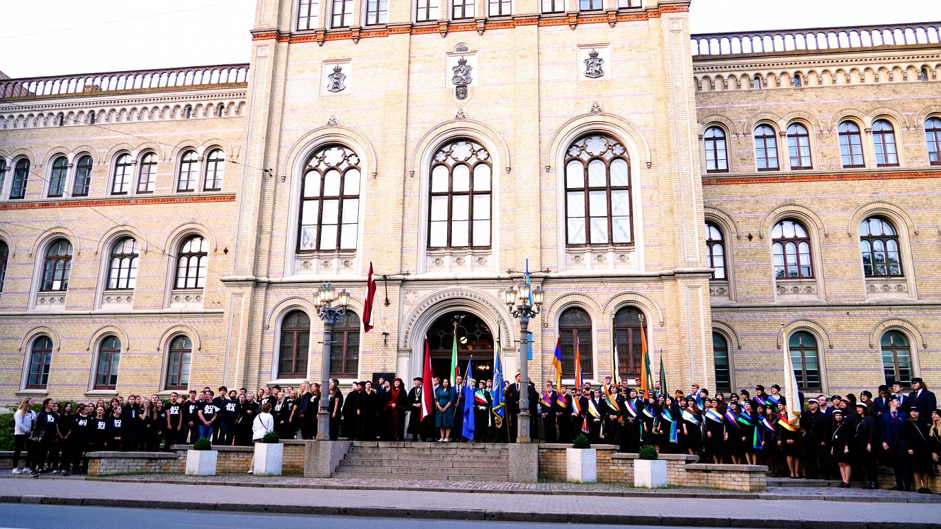 Latvijas Universitāte konsolidē savas katedras / raksts