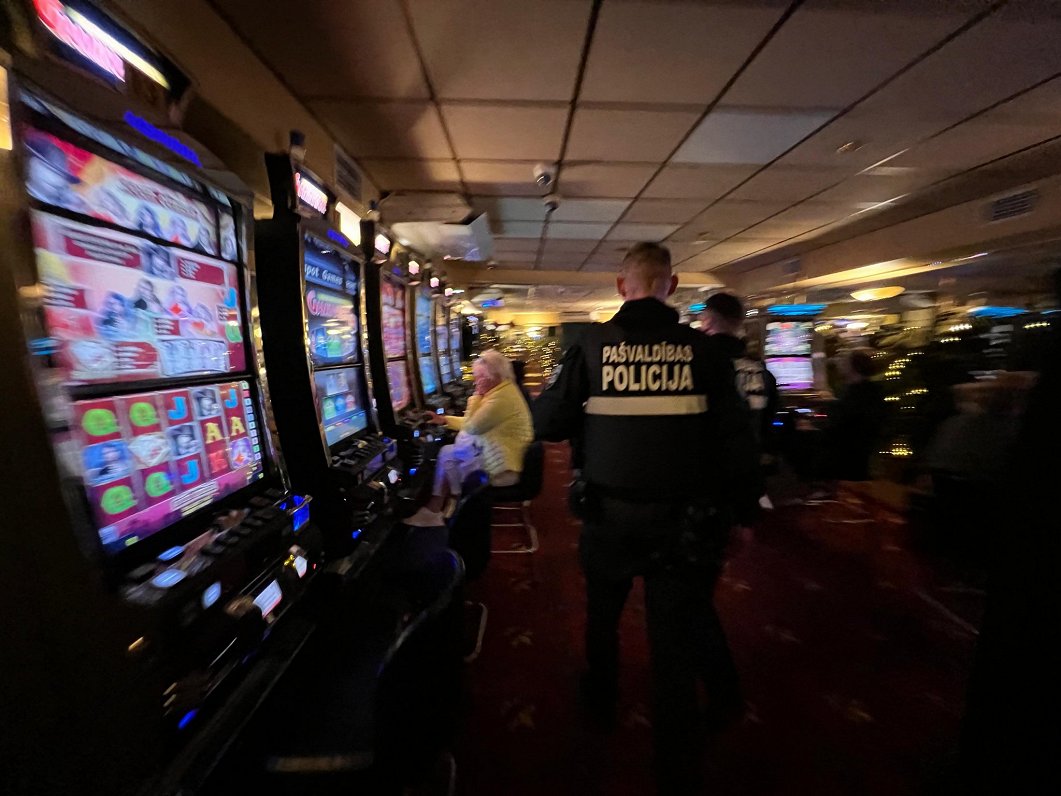 Rīgas pašvaldības policija azartspēļu zālē