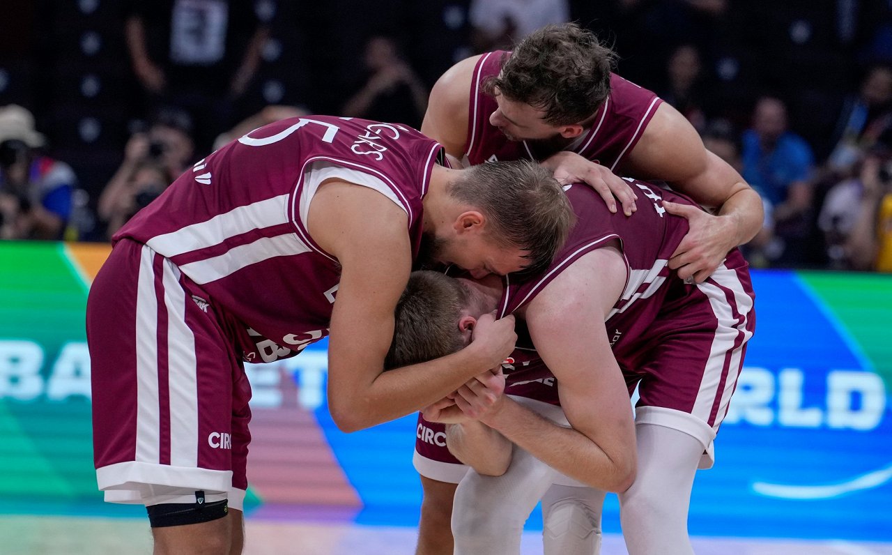 Игроки сборной Латвии по баскетболу после поражение на чемпионате мира