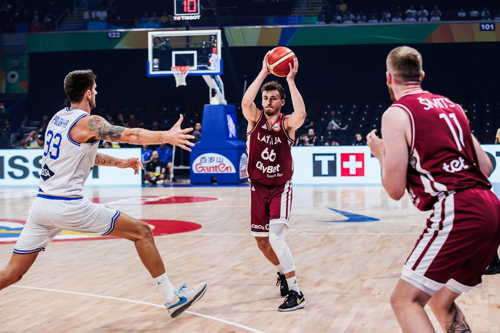 Сборная Латвии в матче против Италии на чемпионате мира по баскетболу