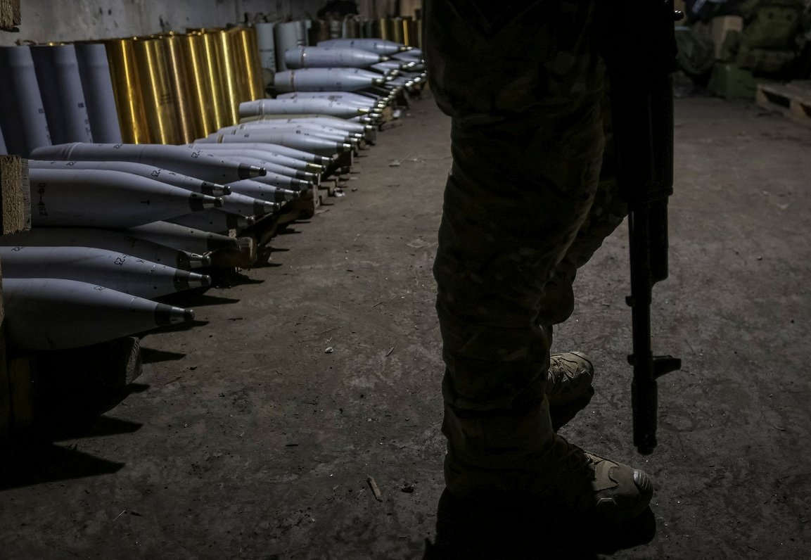 Украинский военный возле артиллерийских снарядов. Украина, Запорожская область. 13.09.2023