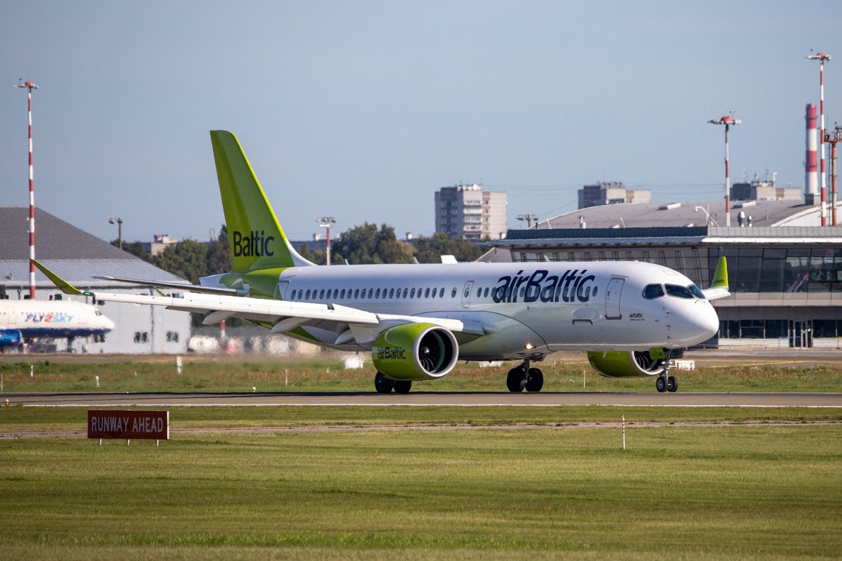 Самолет компании airBaltic. Иллюстрация