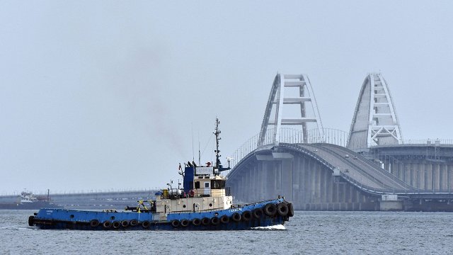 Jaunākais Ukrainā: virs Krievijas Melnās jūras flotes galvenās mītnes Sevastopolē paceļas dūmi