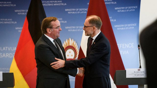Vācijas aizsardzības ministrs Rīgā uzsver gaisa aizsardzības nozīmīgumu
