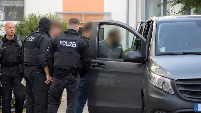 Vācijā aizturētas cilvēku kontrabandā iesaistītas personas