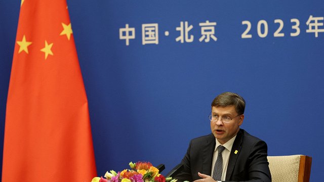 Dombrovskis: Ķīnas nostāja Ukrainas kara jautājumā ietekmē valsts reputāciju