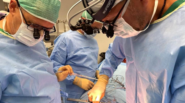 Ķirurgi trešo reizi Latvijas medicīnas vēsturē bērnam pārstāda sirdi