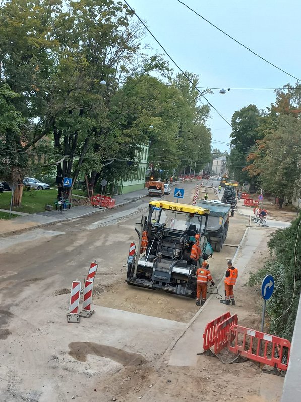 Asfaltēšanas darbi uz Slokas ielas, Rīgā