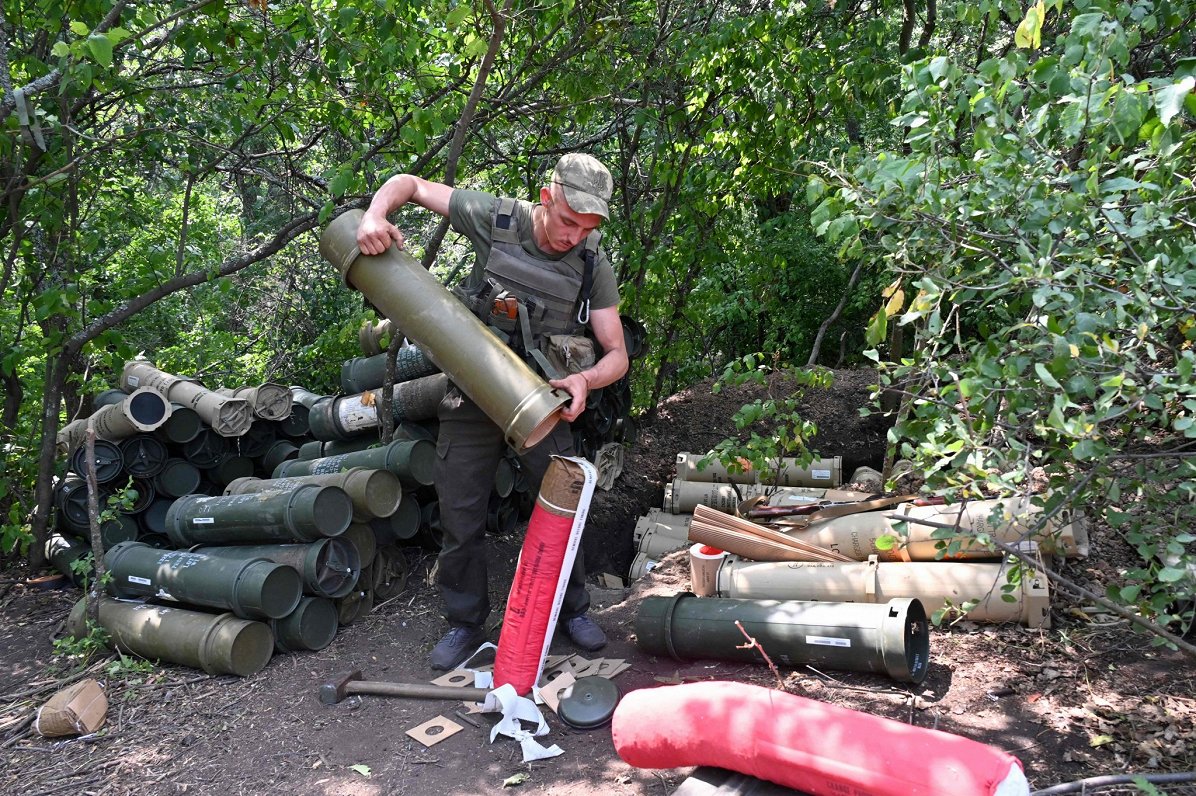 Ukrainas armijas karavīrs sagatavo ASV izgatavoto M777 šaušanai Harkivas reģionā. 2023. gada augusts...