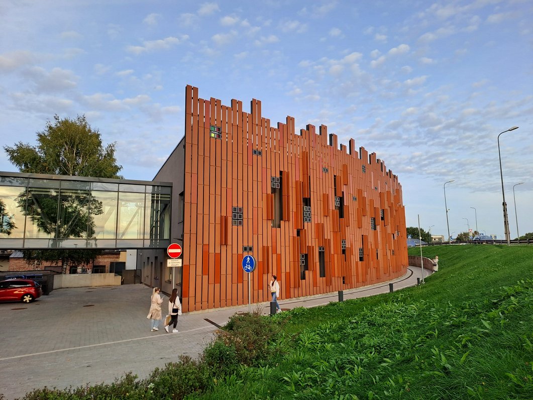 Daugavpils Saules skola no autostrādes puses