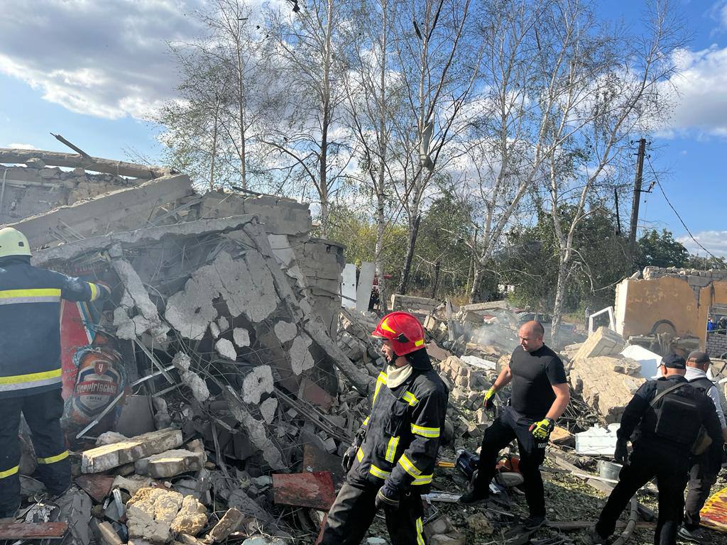 Glābēji strādā sagrautās ēkas gruvešos Grozas ciemā Ukrainā