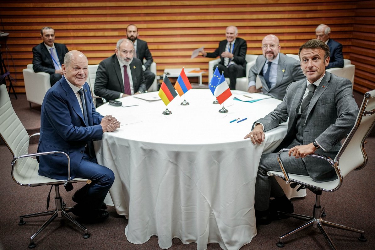 Armēnijas premjers Nikols Pašinjans pie sarunu galda ar Vācijas kancleru Olafu Šolcu, Francijas prez...
