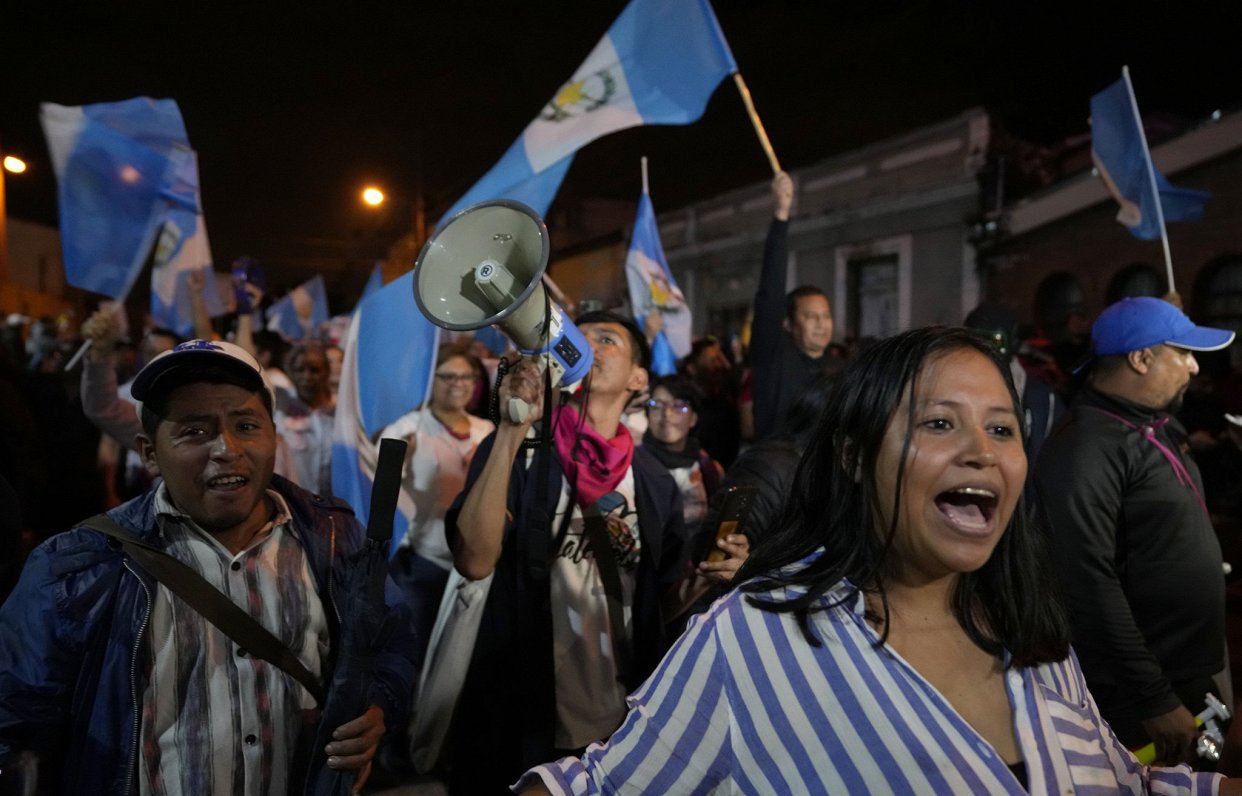 Protesti Gvatemalā jaunievēlētā prezidenta atbalstam