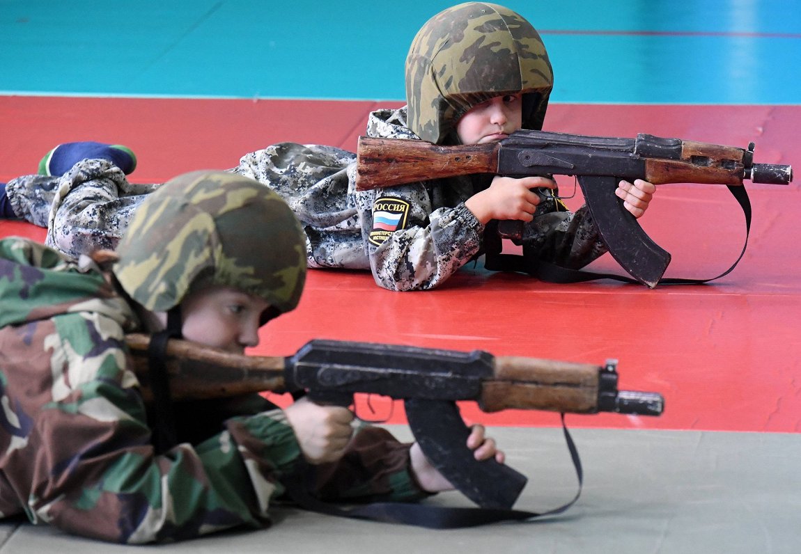 Skolēnu militārā apmācība Krasnojarskas apgabalā Krievijā