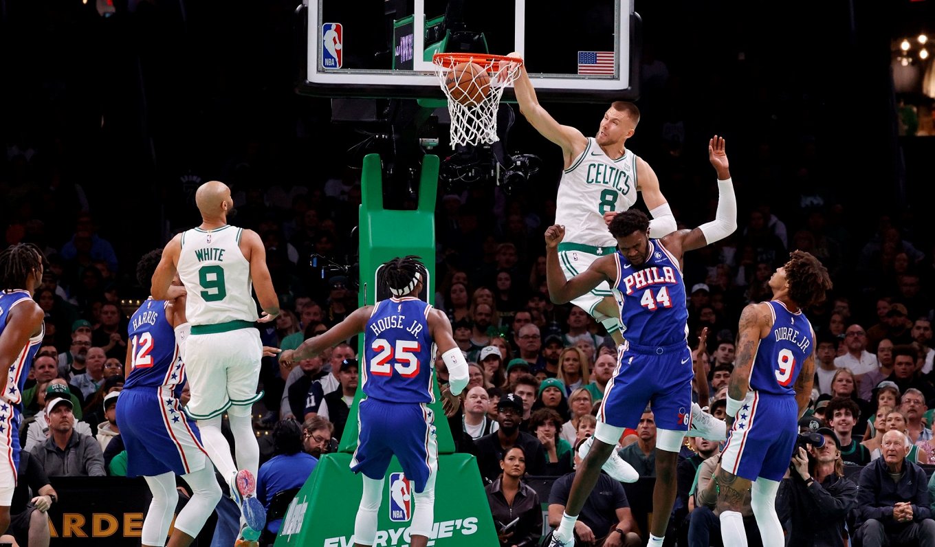 Kristaps Porziņģis gūst grozu Bostonas &quot;Celtics&quot; pārbaudes spēlē
