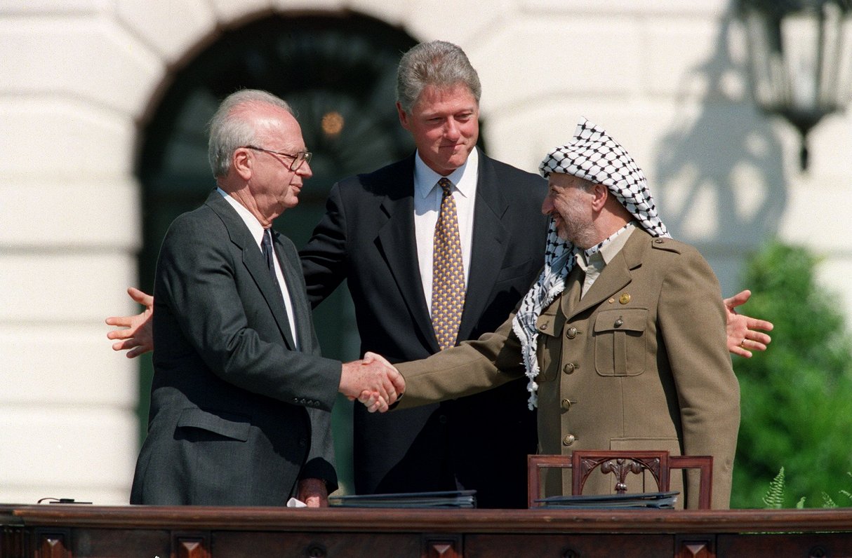 Vašingtonā 1993.gadā tiekas tālaika Izraēlas premjerministrs Ichāks Rabīns, ASV prezidents Bils Klin...