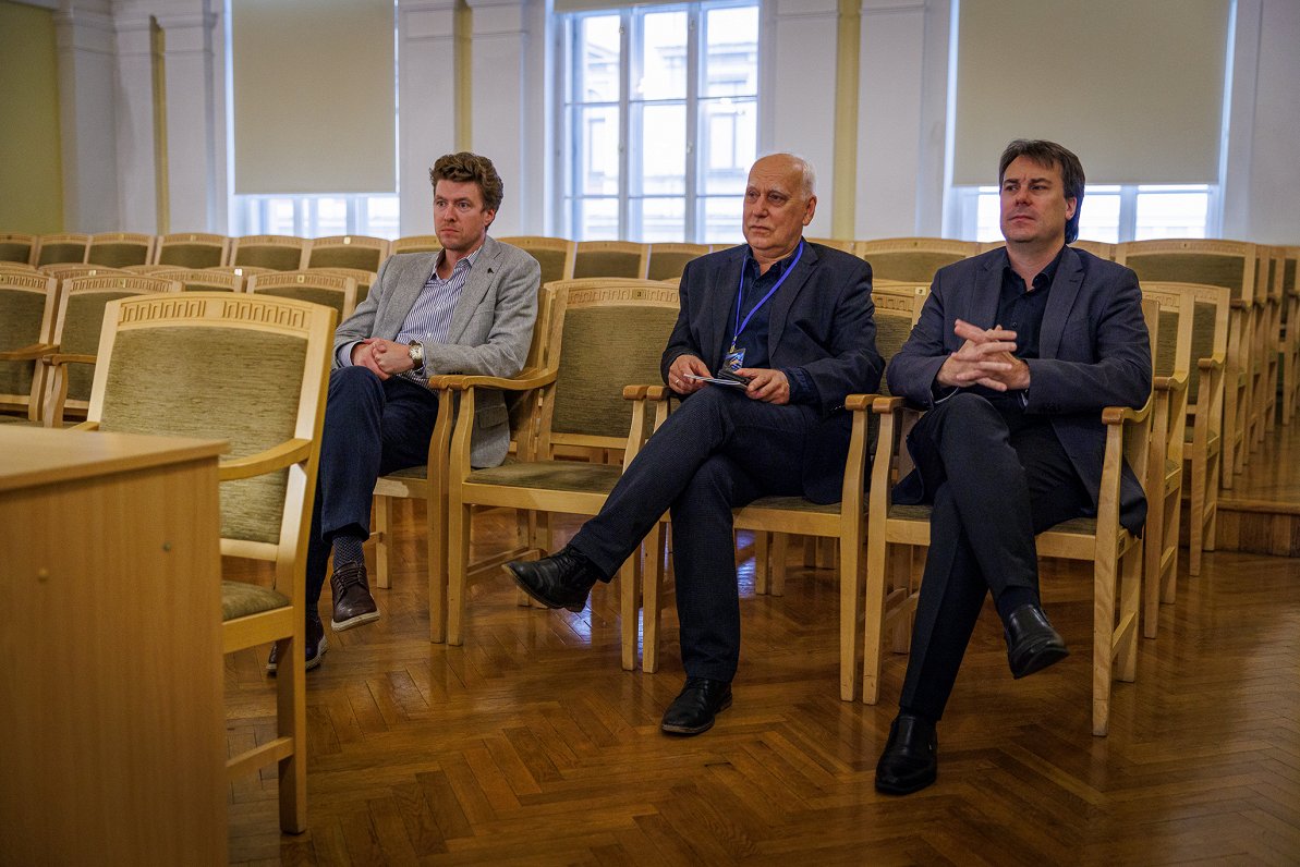 No kreisās: JVLMA Klavieru katedras vadītājs Artūrs Cingujevs, Jāzepa Vītola 8. Starptautiskā pianis...