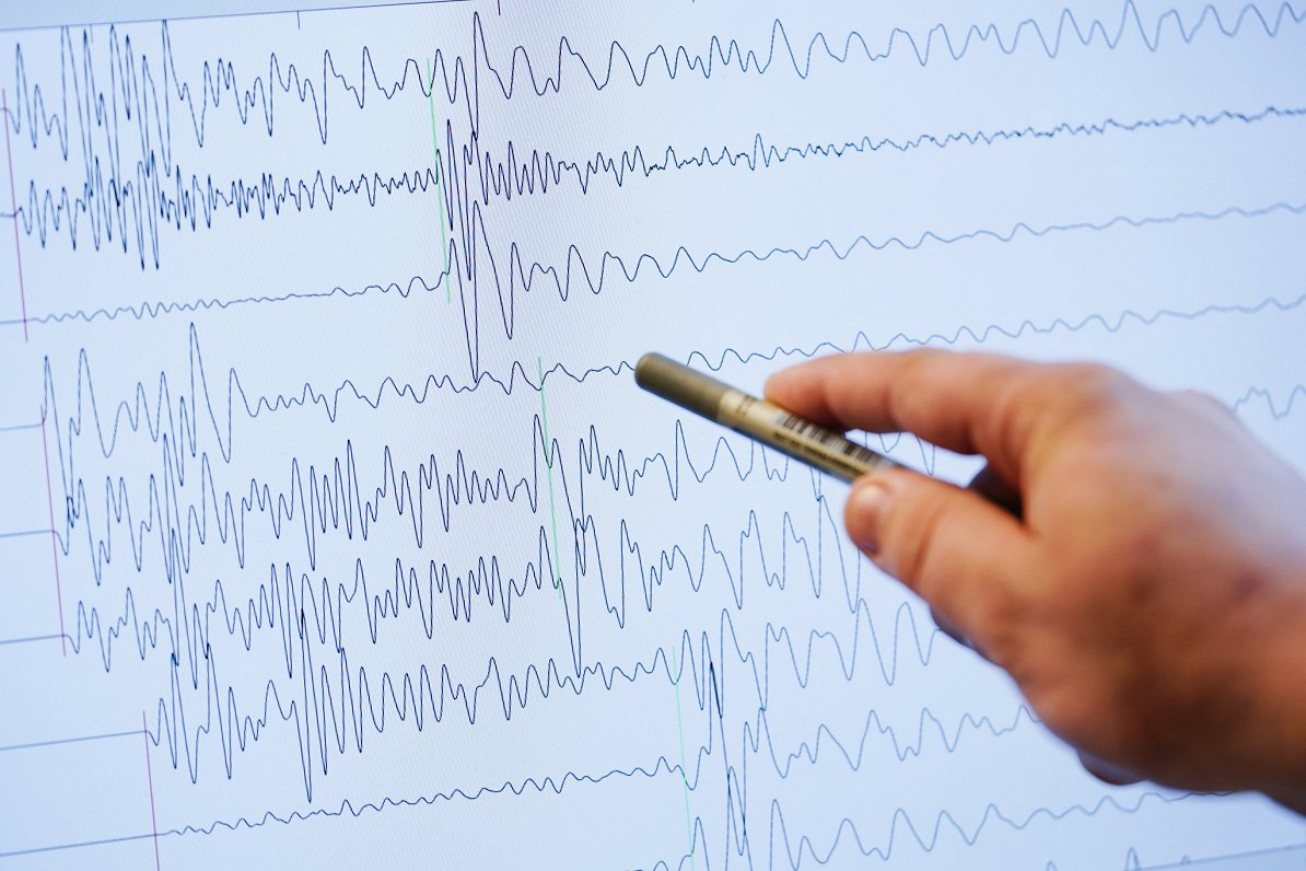 Ilustratīvs attēls: grafiski attēloti seismiskie viļņi
