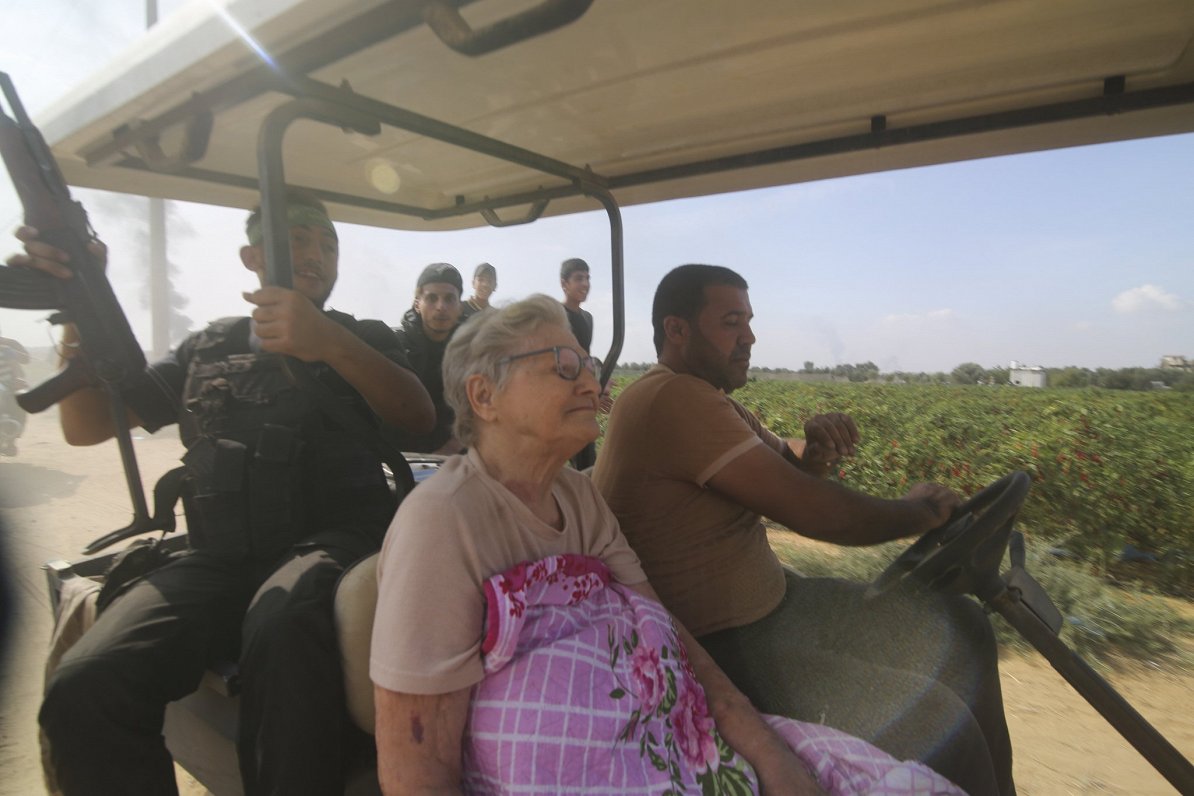 Боевики ХАМАС увозят пожилую израильтянку в плен