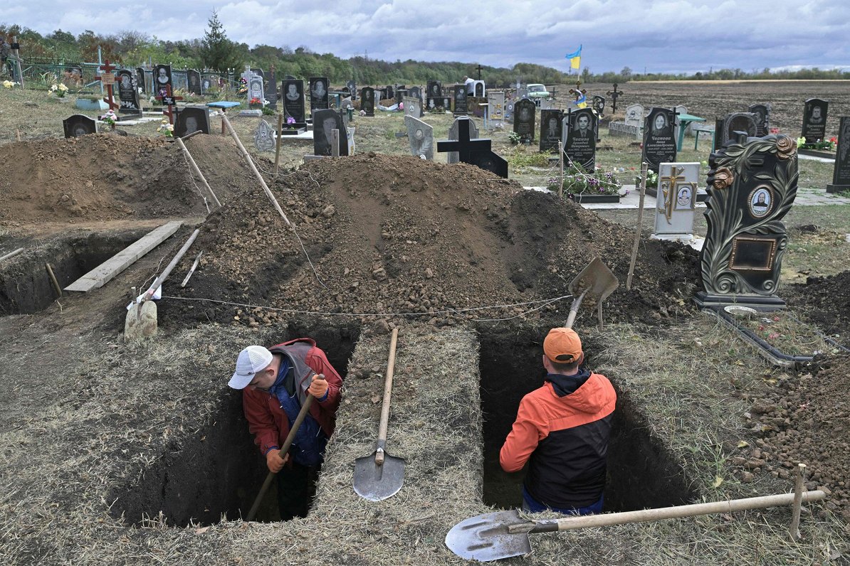 Свежие могилы. Украина, Гроза, Харьковская область. Снимок сделан 09.10.2023