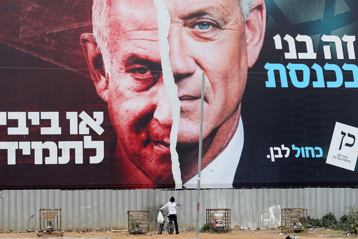 Ilustratīvs attēls: plakāts, uz kura redzams Izraēlas premjerministrs Benjamins Netanjahu un opozīci...