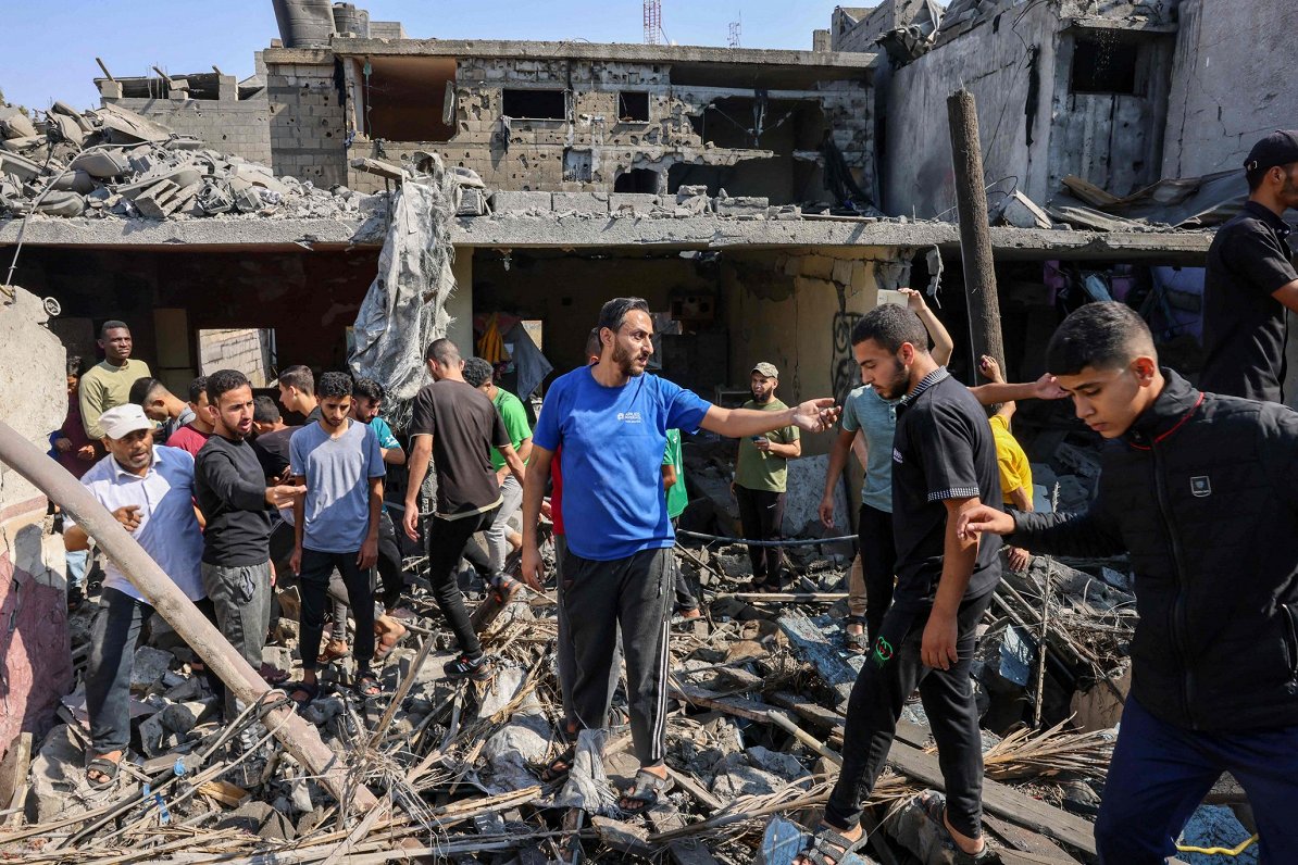 Brīvprātīgie Gazas joslā meklē izdzīvojušos zem gruvešiem pēc Izraēlas prettrieciena