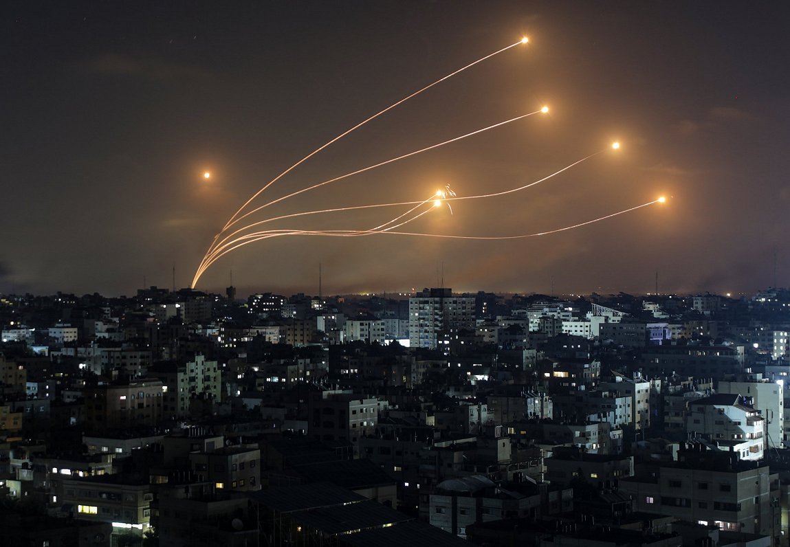 Ilustratīvs attēls: Izraēlas &quot;Dzelzs vairoga&quot; pretgaisa aizsardzības sistēma aiztur no Gaz...