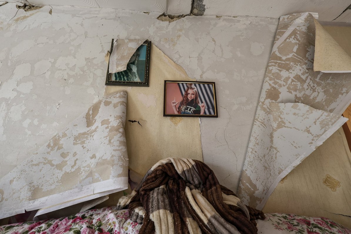 Уцелевшая фотография в разрушенной квартире. Украина, Великая Новоселка 12.10.2023