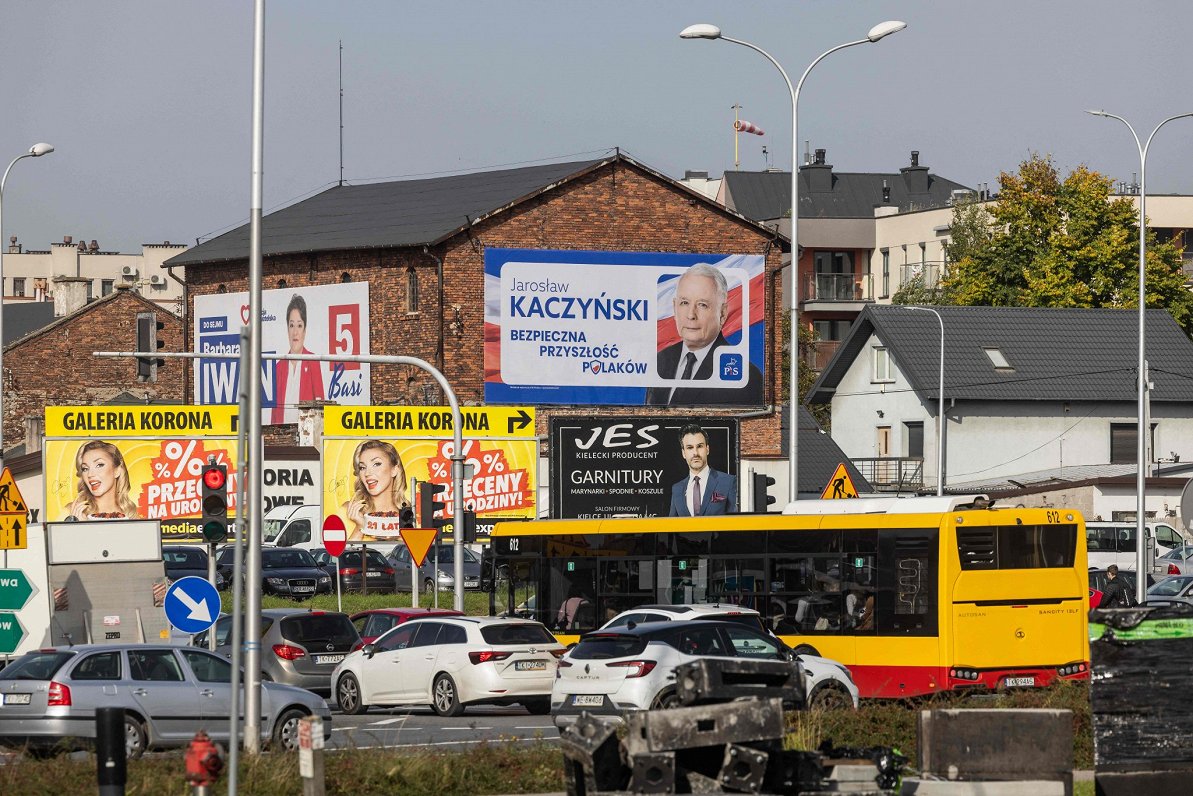 Politisko partiju plakāti Polijas ielās priekšvēlēšanu laikā