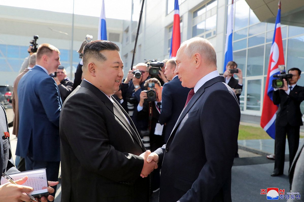 Kims Čenuns (pa kreisi) un Vladimirs Putins