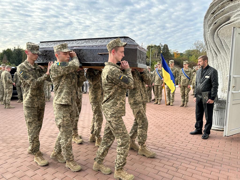Militārā atvadu ceremonijā godināts Ukrainā kritušais latviešu karavīrs