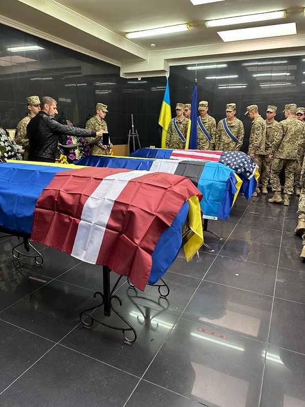 Militārā ceremonijā Ukrainā izvada latviešu kritušo