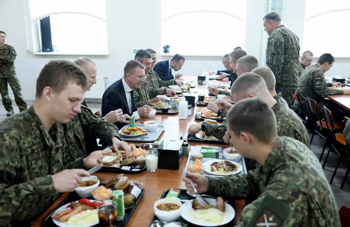 Valsts prezidents Edgars Rinkēvičs Nacionālo bruņoto spēku Ādažu bāzes ēdnīcas apmeklējuma laikā.