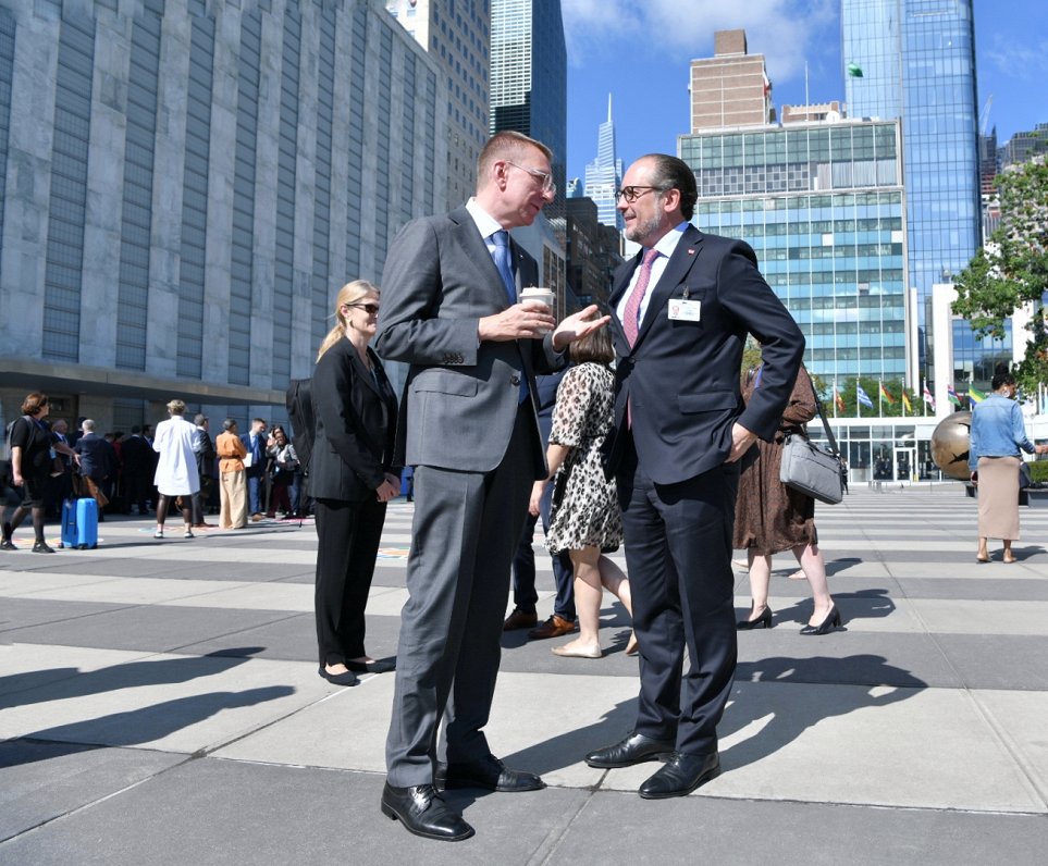 Valsts prezidents Edgars Rinkēvičs (pa kreisi) piedalās ANO Ģenerālās Asamblejas 78. sesijas atklāša...