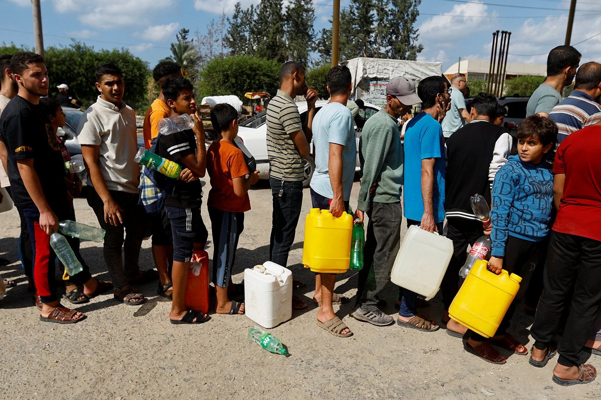 Palestīnieši stāv rindā pēc degvielas