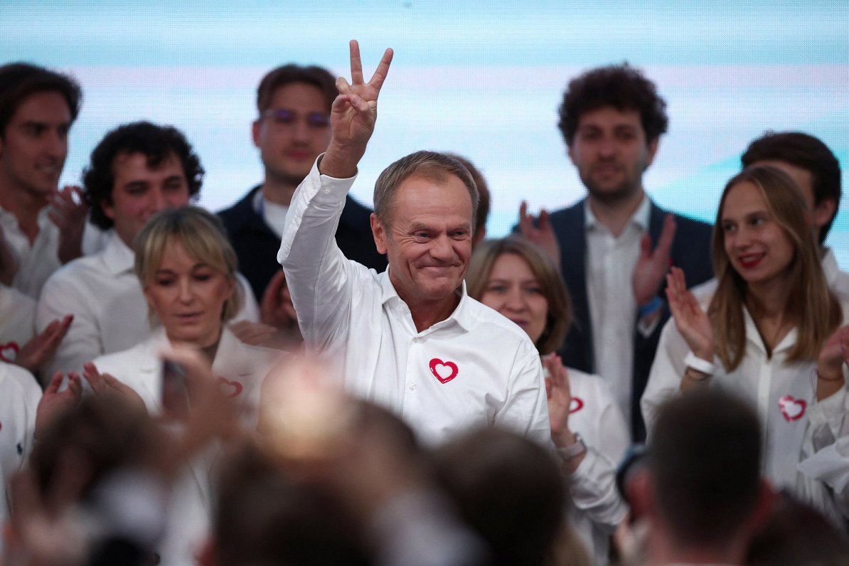 Polijas opozīcijas līderis Donalds Tusks ar atbalstītājiem svin panākumus Polijas parlamenta vēlēšan...