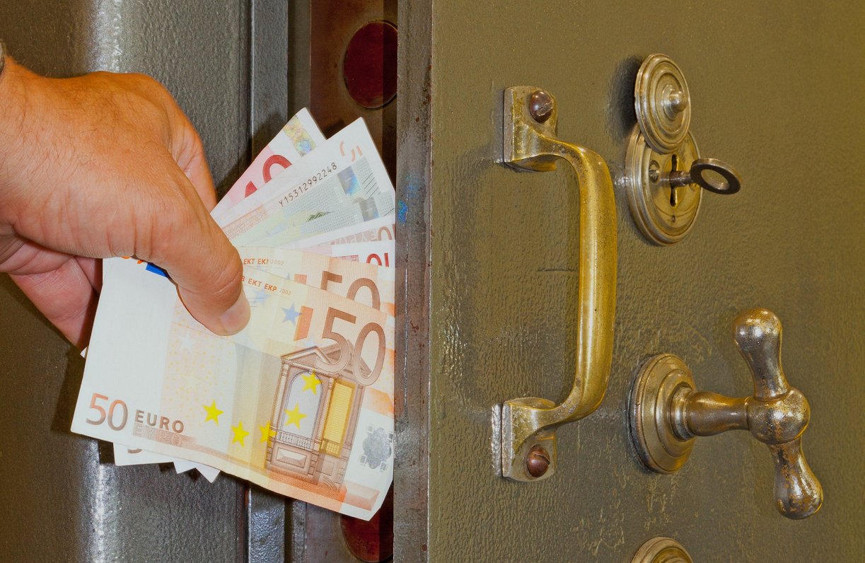 Eiro nauda no bankas seifa