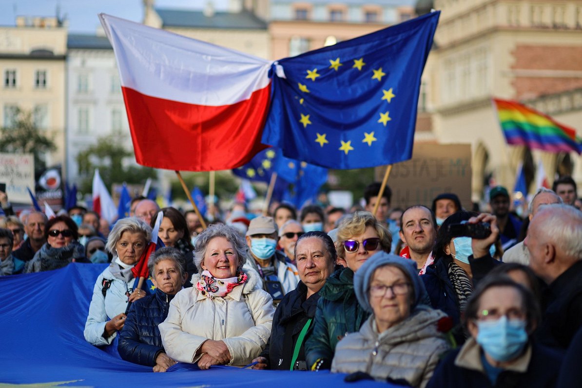 Polijas pilsētā Krakovā cilvēki pulcējušies uz mītiņu Eiropas Savienības atbalstam, 2021. gads