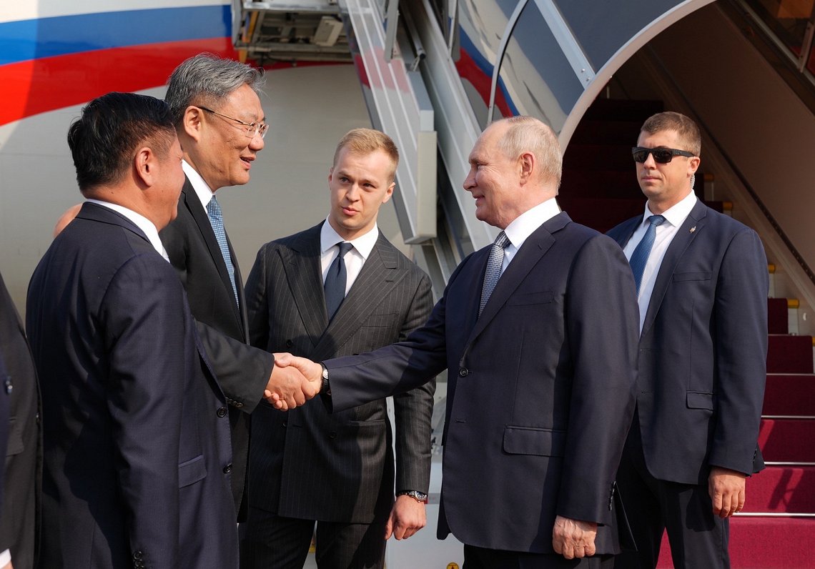 Krievijas līderis Vladimirs Putins ieradies Pekinā.