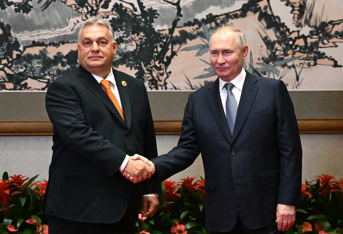 Ungārijas premjers Viktors Orbāns (no kreisās) vizītes laikā Ķīnā ticies ar Krievijas diktatoru Vlad...