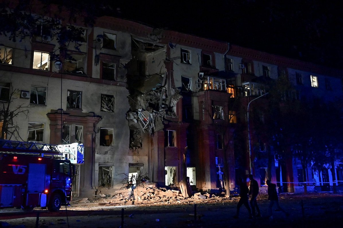Glābēji strādā Krievijas armijas raķetes sagrautā dzīvojamā namā Zaporižjā