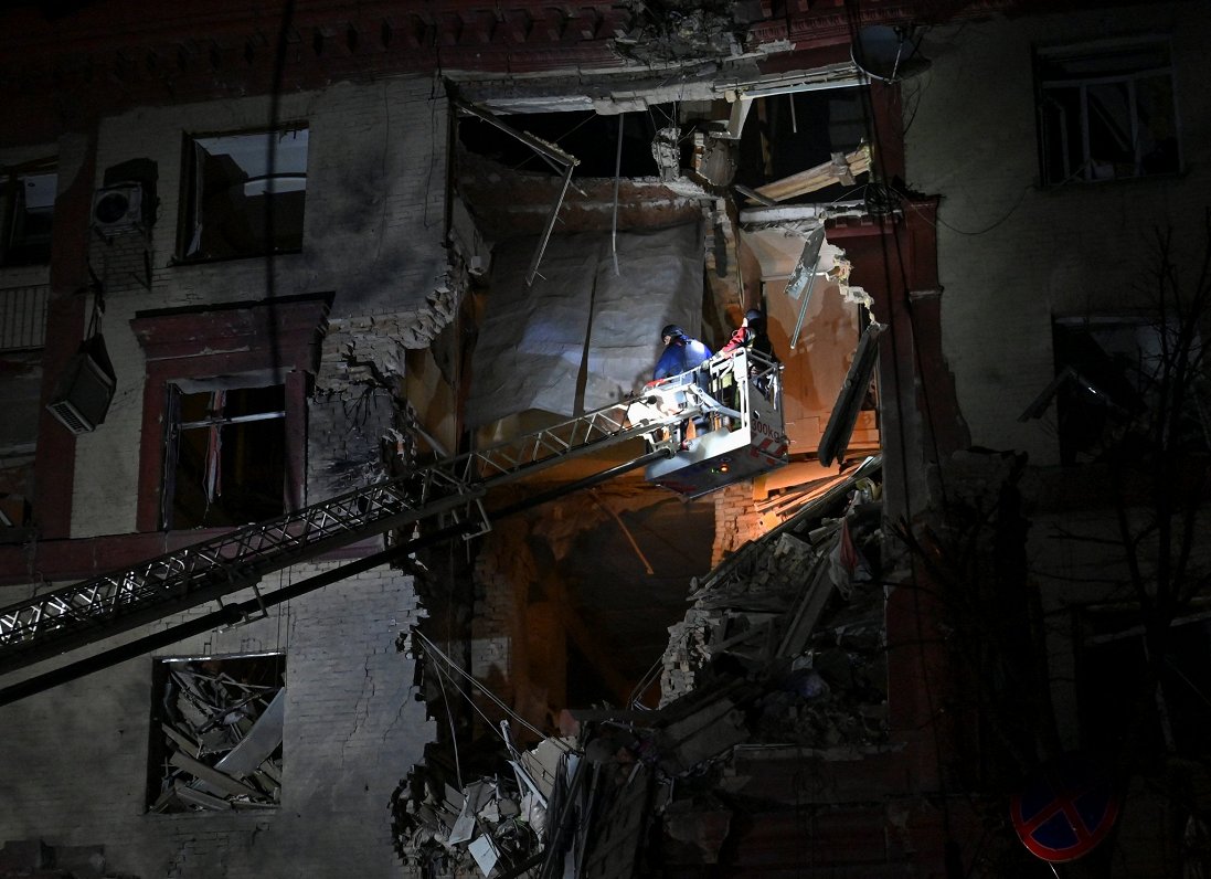 Glābēji strādā Krievijas armijas raķetes sagrautā dzīvojamā namā Zaporižjā