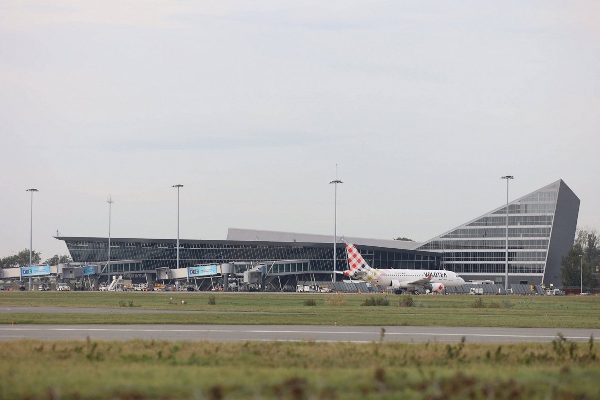 sprādziena draudu dēļ evakuēta Lilles lidosta